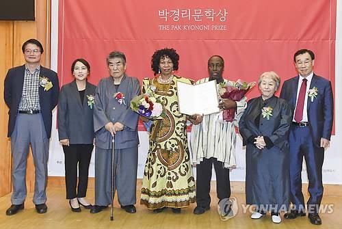 노벨문학상 후보 케냐 응구기 박경리문학상 수상     (원주=연합뉴스) 노벨문학상 후보이자 2016년 박경리 문학상 수상자인 케냐 출신 작가 응구기 와 티옹오(76)에 대한 시상식이 22일 오후 원주 토지문화관에서 열렸다. 시상식 후 원주시장 등 관계자들이 수상 작가 내외와 기념촬영을 하고 있다. 왼쪽부터 원창묵 원주시장 내외, 김지하 시인, 수상작가 내외, 김영주 토지문화재단 이사장, 김기선 국회의원.  2016.10.22 [원주시청 제공=연합뉴스]
    ryu625@yna.co.kr