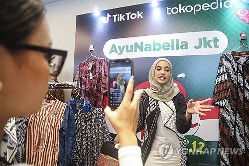 인도네시아 틱톡숍 2023년 인도네시아 자카르타에서 열린 상품 전시 행사에서 틱토커가 생방송하고 있다. [EPA 연합뉴스 자료사진. 재판매 및 DB 금지]