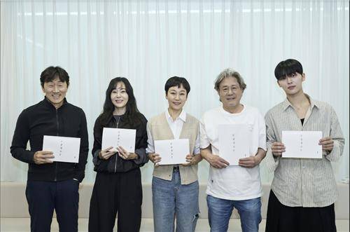 좌측부터 배우 허준호·김윤진·진경·최민식·최현욱 [넷플릭스 제공. 재판매 및 DB 금지]