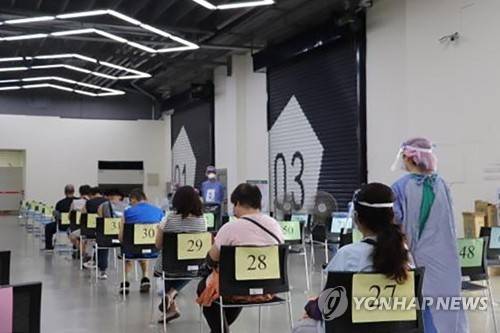 지난 2021년 당시 백신 접종을 기다리는 대만 시민 [연합뉴스 자료사진. 재판매 및 DB 금지]