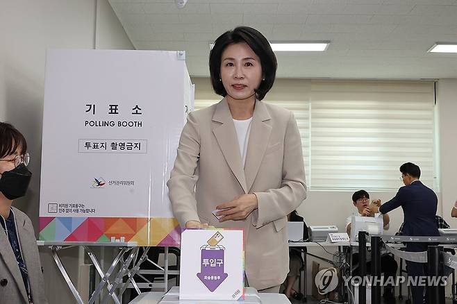 부산에서 사전투표하는 김혜경 여사 (부산=연합뉴스) 이진욱 기자 = 제21대 대통령선거 사전투표가 시작된 29일 더불어민주당 이재명 대선 후보의 배우자 김혜경 여사가 부산시 동구 초량2동 행정복지센터에 마련된 사전투표소에서 투표하고 있다. 2025.5.29 cityboy@yna.co.kr