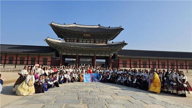 경복궁에서 한복 체험 중인 필리핀 인센티브 단체 외국인 참가자 [서울시 제공. 재판매 및 DB 금지]