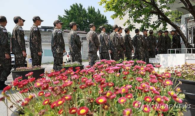 군 장병 21대 대선 사전투표 (서울=연합뉴스) 홍해인 기자 = 21대 대통령선거 사전투표 첫날인 29일 서울 종로구 삼청동주민센터에 마련된 사전투표소에서 군 장병들이 사전투표를 하기 위해 줄지어 차례를 기다리고 있다. 2025.5.29 hihong@yna.co.kr