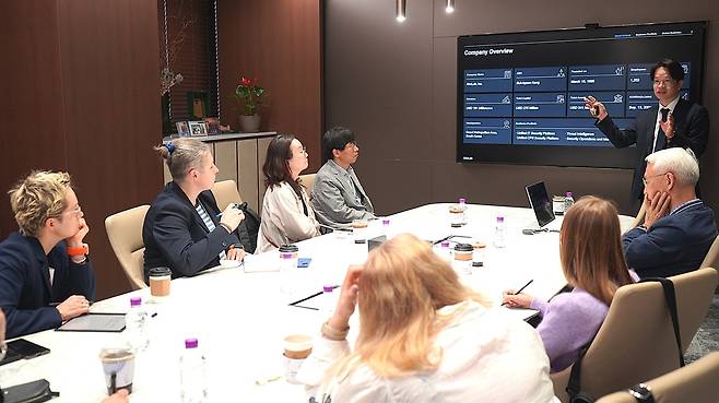 안랩 방문한 폴란드 경제개발기술부 대표단 (서울=연합뉴스) 28일 경기 성남 안랩 사옥을 방문한 폴란드 경제개발기술부 대표단이 안랩의 사이버보안 기술에 대한 설명을 듣고 있다. 2025.5.29 [안랩 제공. 재판매 및 DB 금지]