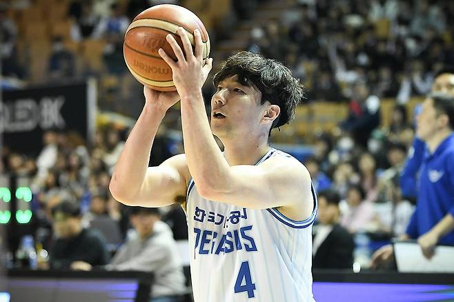 슛하는 김낙현 (서울=연합뉴스) 1일 서울 송파구 잠실실내체육관에서 열린 2024-2025 KCC 프로농구 정규리그 삼성과 한국가스공사 경기에서 한국가스공사 김낙현이 슛을 하고 있다. 2025.4.1 [KBL 제공. 재판매 및 DB 금지] photo@yna.co.kr