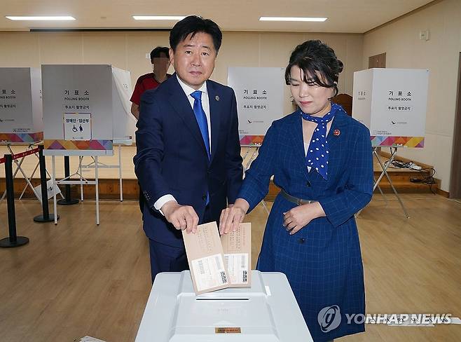 사전투표 하는 오영훈 제주지사 (서귀포=연합뉴스) 제21대 대통령 선거 사전투표 첫날인 29일 오영훈 제주지사가 제주 서귀포시 중문동 사전투표소(중문동주민센터)에서 부인 박선희씨와 함께 투표하고 있다. 2025.5.29 [제주도 제공. 재판매 및 DB 금지] koss@yna.co.kr