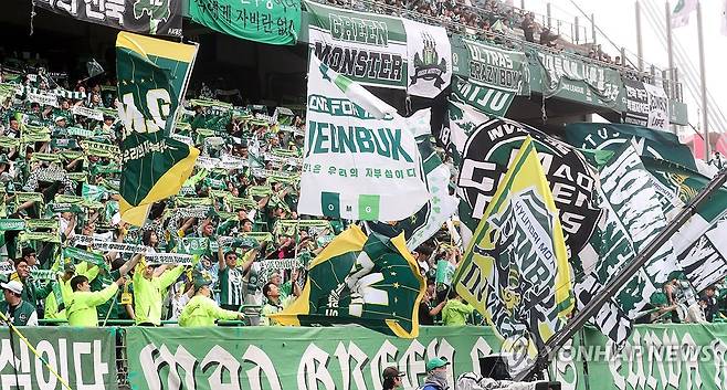열기 오른 전주성 (전주=연합뉴스) 최영수 기자 = 6일 전주월드컵경기장에서 벌어진 프로축구 K리그1. 전북현대 팬들이 대전과 경기에서 응원하고 있다. 2025.5.6 kan@yna.co.kr