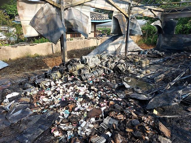 불이 난 창고 [전북자치도소방본부 제공. 재판매 및 DB 금지]