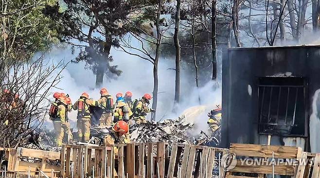 포항공항 인근에 추락한 해상초계기 (포항=연합뉴스) 손대성 기자 = 29일 오후 경북 포항시 남구 동해면 신정리 포항공항 인근 야산에 해군이 운용하는 해상초계기가 추락했다. 해군과 소방 당국 등에 따르면 사고 비행기는 P-3C 해상초계기로 추락 당시 기내에 4명이 탑승하고 있었다. 2025.5.29 sds123@yna.co.kr