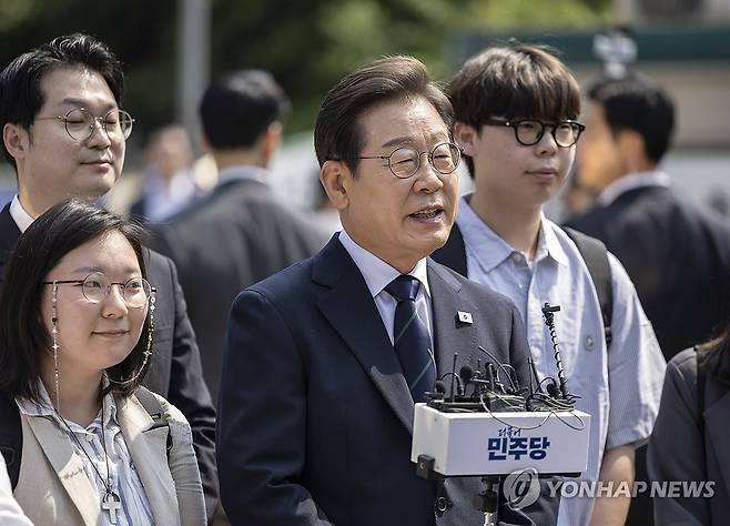 대학생들과 사전투표 마친 이재명 후보 (서울=연합뉴스) 황광모 기자 = 더불어민주당 이재명 대선후보가 21대 대통령선거 사전투표 첫날인 29일 서울 서대문구 신촌동 주민센터에서 투표를 마친 뒤 소감을 말하고 있다. 2025.5.29 hkmpooh@yna.co.kr