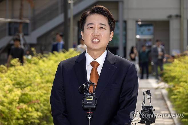 백브리핑하는 이준석 후보 (화성=연합뉴스) 홍기원 기자 = 개혁신당 이준석 대선 후보가 제21대 대통령선거 사전투표 첫날인 29일 경기도 화성시 동탄9동 행정복지센터에 마련된 투표소에서 투표를 마친 후 백브리핑하고 있다. 2025.5.29 [공동취재] xanadu@yna.co.kr