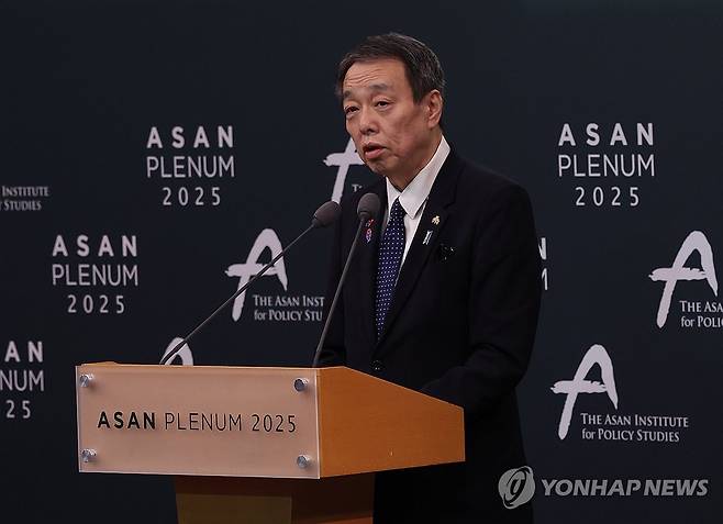 지난 4월 열린 행사 참석한 미즈시마 주한일본대사 (서울=연합뉴스) 서명곤 기자 = 23일 서울 용산구 그랜드 하얏트 서울에서 아산정책연구원 주최로 열린 '아산플래넘 2025'에서 미즈시마 고이치 주한일본대사가 축사를 하고 있다. 2025.4.22 seephoto@yna.co.kr