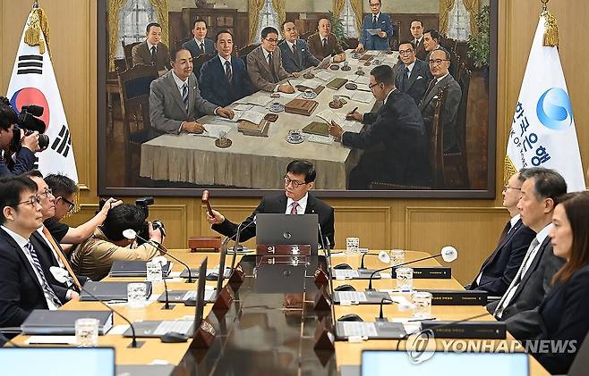 이창용 한은 총재, 금융통화위원회 주재 (서울=연합뉴스) 이창용 한국은행 총재가 29일 서울 중구 한국은행에서 열린 금융통화위원회에서 의사봉을 두드리고 있다. 2025.5.29 [사진공동취재단] photo@yna.co.kr