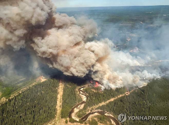 캐나다 앨버타주 산불 (앨버타 로이터=연합뉴스) 25일(현지시간) 캐나다 앨버타주에서 발생한 산불. [앨버타 산불 서비스 제공. 재판매 및 DB 금지]