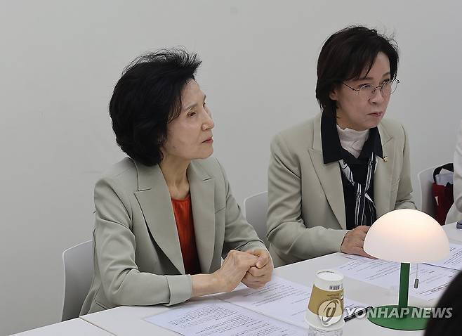 설난영 여사, 교제살인사건 피해자 면담 (서울=연합뉴스) 국민의힘은 29일 김문수 대선 후보 부인 설난영 여사(왼쪽)가 김레아 교제살인사건 피해자를 면담했다고 밝혔다. 2025.5.29 [국민의힘 제공. 재판매 및 DB 금지] photo@yna.co.kr