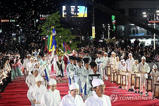 강릉단오제 길놀이 앞장선 신목 행렬 (강릉=연합뉴스) 유형재 기자 = 유네스코 인류무형문화유산인 천년 축제 '2025 강릉단오제'의 하이라이트인 신통대길 길놀이에서 단오주신을 모신 신목행렬이 29일 오후 성내동 광장에 마련된 레드카펫을 지나고 있다.
    이날 길놀이에는 총 37개 팀 4천여 명이 참가해 성황을 이뤘다. 2025.5.29 yoo21@yna.co.kr