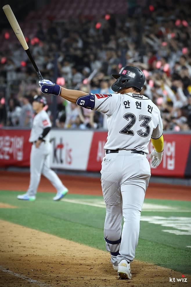 홈런을 직감한 kt 안현민 [kt wiz 제공. 재판매 및 DB 금지]