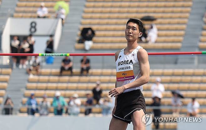 아시아육상선수권대회 참가한 우상혁 (구미=연합뉴스) 윤관식 기자 = 우상혁(용인시청)이 27일 경북 구미시민운동장에서 열린 2025 구미 아시아육상선수권대회 높이뛰기 예선 2m15 1차시기 점프에 성공하고 있다. 2025.5.27 psik@yna.co.kr