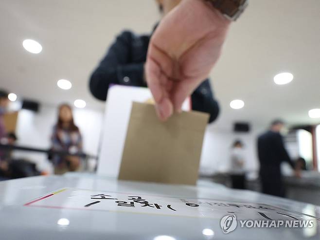 21대 대선 사전투표 첫째날, 투표하는 유권자 (서울=연합뉴스) 김도훈 기자 = 제21대 대통령 선거 사전투표 첫날인 29일 서울 중구 소공동주민센터에 설치된 사전투표소에서 한 유권자가 투표함에 투표용지를 넣고 있다. 2025.5.29 superdoo82@yna.co.kr ※ 기사와 직접 관련 없음.