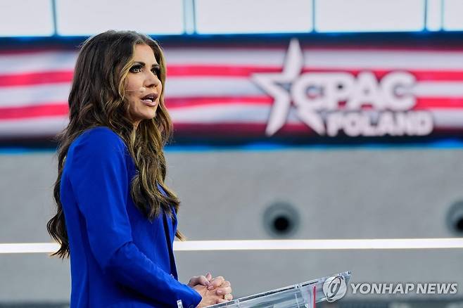 폴란드 보수정치행동회의(CPAC) 행사에서 연설하는 크리스티 놈 미국 국토안보장관  [AFP 연합뉴스 자료사진. 재판매 및 DB 금지]