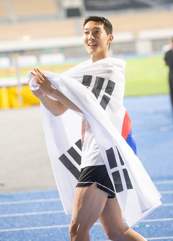 우상혁(29·용인시청)이 지난 29일 경북 구미시민운동장에서 열린 2025 아시아육상경기선수권대회 남자 높이뛰기 결선에서 2ｍ29를 넘어 정상에 오른 뒤 기뻐하고 있다. /구미시 제공