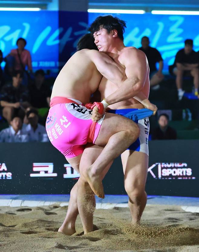 양평군은 양평군청 직장운동경기부 소속 이국희 선수가 지난 26일부터 문경실내체육관에서 열린 '문경단오장사씨름대회' 한라장사전(105kg 이하)에서 준우승을 차지했다. 사진=양평군