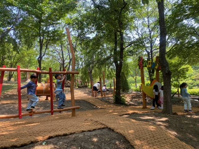 양평군은 쉬자파크 내 양평유아숲체험원을 새롭게 단장해 아이들이 자연 속에서 마음껏 뛰놀 수 있는 오감 체험 공간으로 조성했다. 사진=양평군
