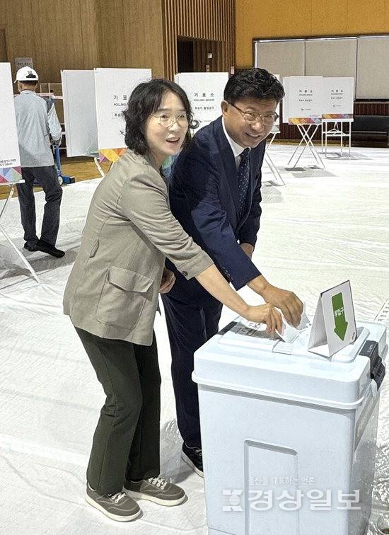 ▲ 29일 이선호 더불어민주당 울산선대위 상임선대위원장이 부인과 함께 울주군국민체육센터에 마련된 투표소에서 투표하고 있다.