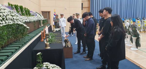 30일 오후 1시부터 해군항공사령부 금익관에 마련된 분향소에서 유족들이 고인들은 애도하는 모습. 황영우 기자