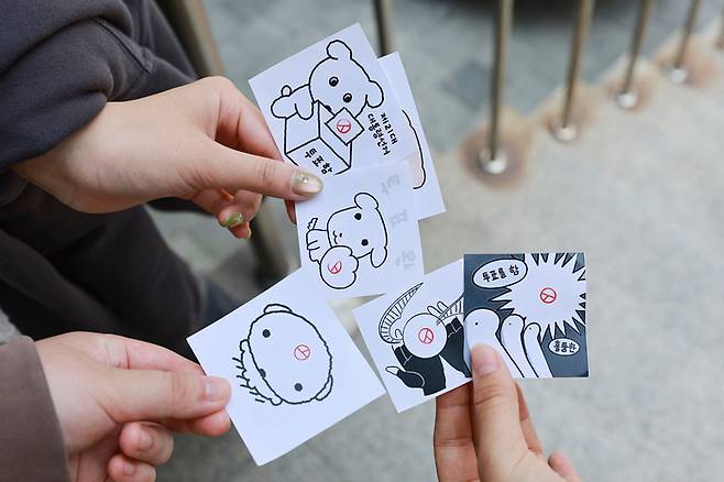 21대 대통령 선거 사전투표 둘째날인 30일 서울 관악구 낙성대동주민센터에 마련된 낙성대동사전투표소에서 투표를 마친 유권자들이 투표 인증 용지를 들어보이고 있다. 연합뉴스