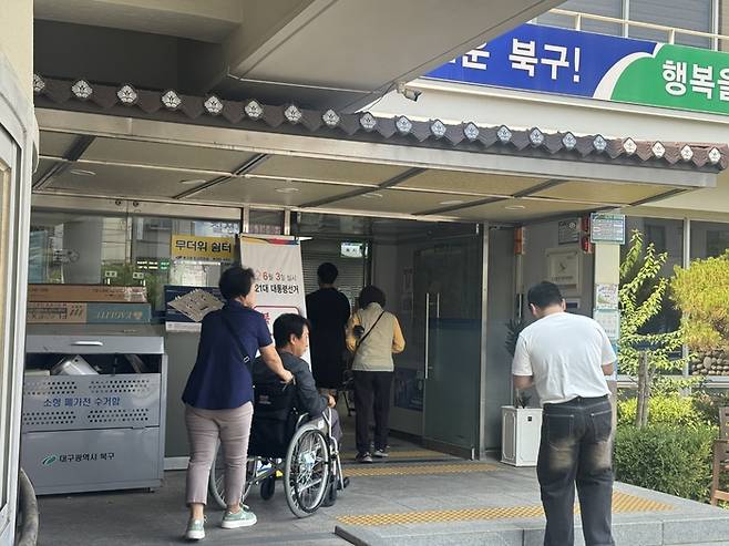 30일 오후 1시 30분쯤 대구 북구 칠성3동행정복지센터에서 시민들이 투표소로 향하고 있다. 박영민기자