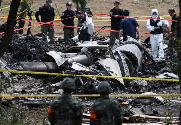 30일 경북 포항시 동해면 해군 P-3 초계기 추락 현장에서 군 관계자들이 현장 감식을 하고 있다. 연합뉴스