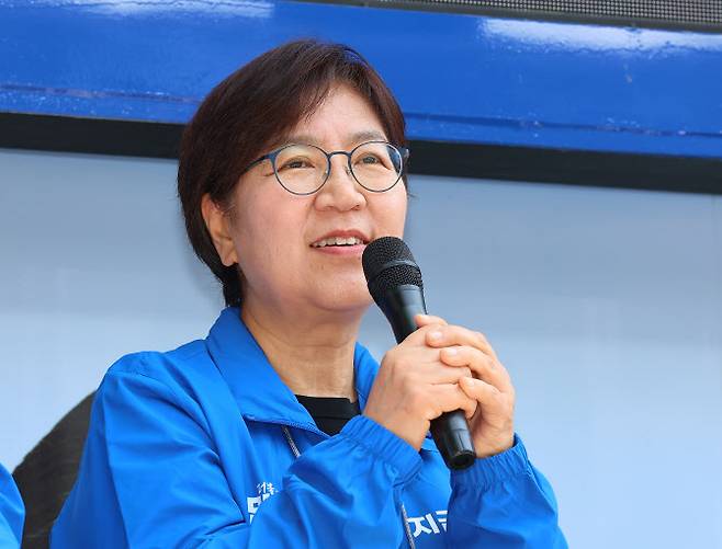 정은경 더불어민주당 총괄선대위원장이 6·3 대통령선거 공식 선거운동 첫날인 12일 인천 중구 답동성당 앞 사거리에서 시민들에게 이재명 대선 후보 지지를 호소하고 있다.(사진=연합뉴스)