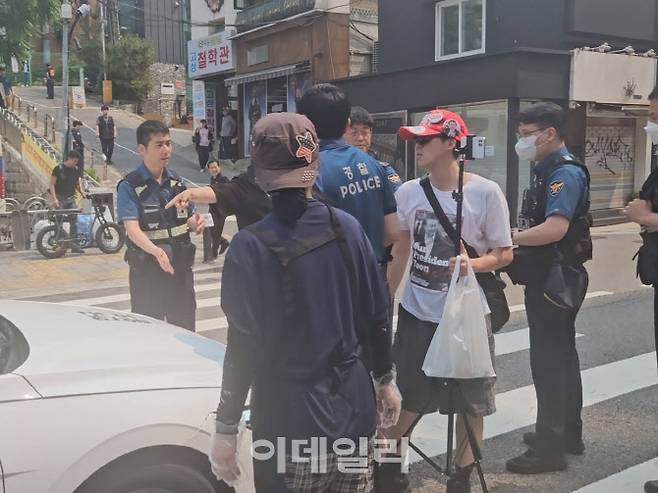 서울 서대문구 옛신촌동주민센터 앞에서 보수 유튜버들이 경찰과 논쟁을 벌이고 있다. (사진=방보경 기자)