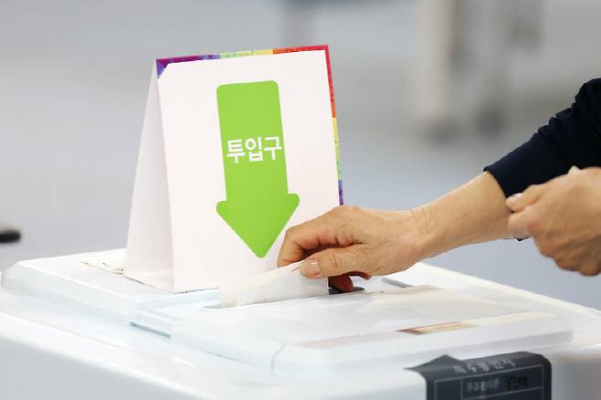 사전투표 이틀째, 참정권 행사하는 유권자들 (사진=연합뉴스)