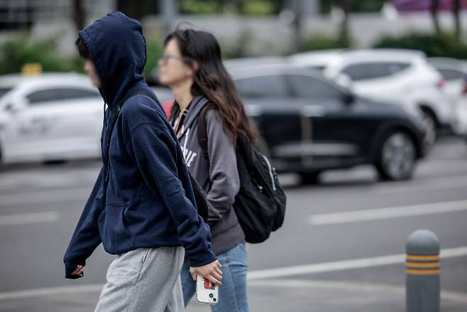 비가 그친 22일 서울 종로구 광화문네거리에서 가벼운 옷차림을 한 시민들이 이동하고 있다. (사진=뉴시스)