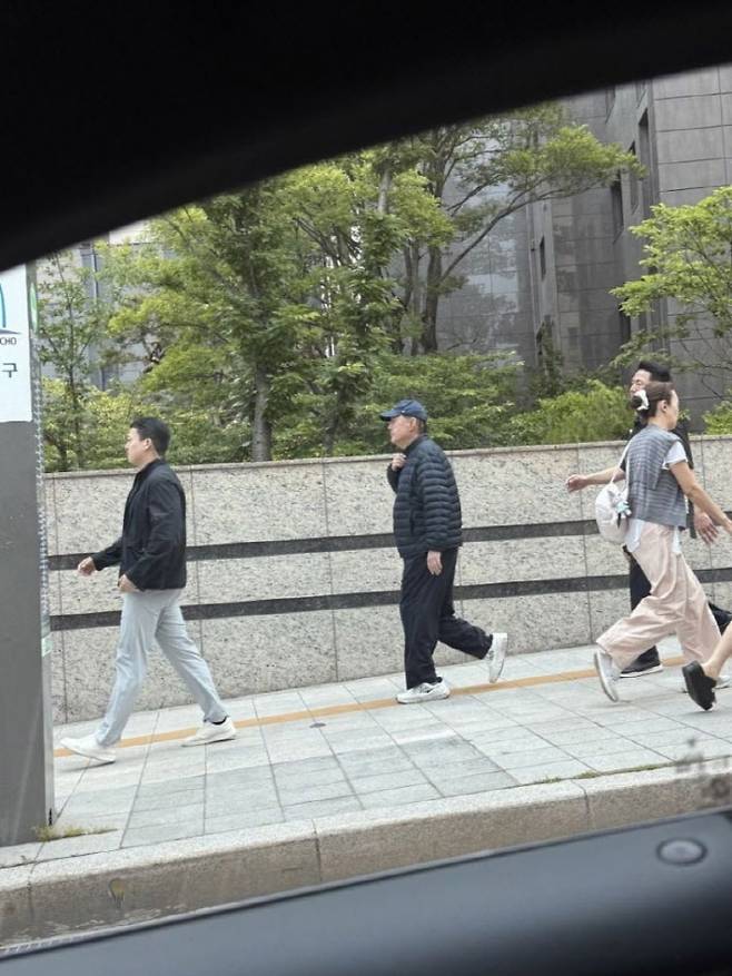 강남 길거리에서 포착된 윤석열 전 대통령. (사진=SNS 갈무리)