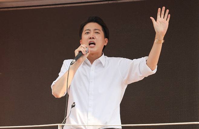 개혁신당 이준석 대선 후보가 제21대 대통령선거 사전투표 첫날인 29일 서울 성북구 안암역 인근에서 열린 유세에서 지지를 호소하고 있다. (사진=연합뉴스)