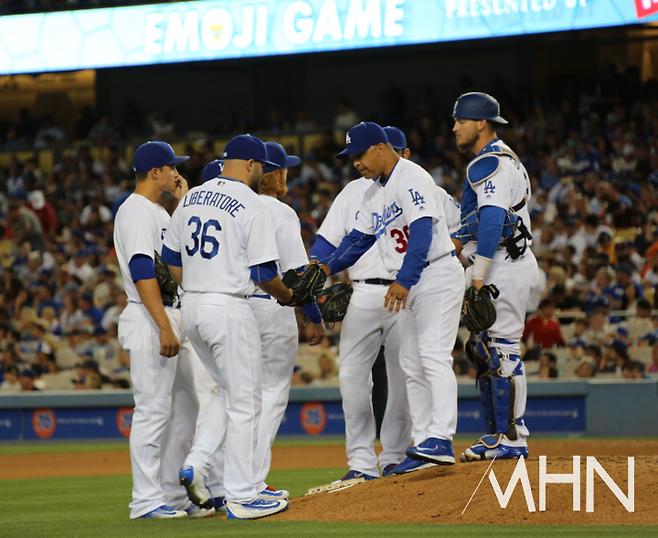 (로버츠 감독이 경기 중 마운드를 방문해 투수교체를 하고 있다)