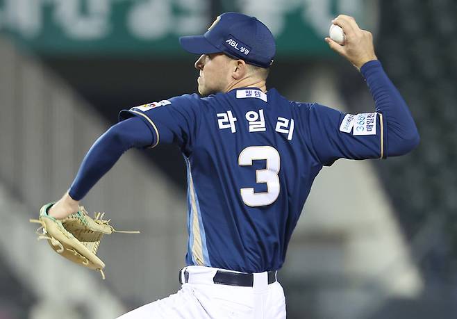 24일 서울 잠실야구장에서 열린 프로야구 2025 신한 SOL 뱅크 KBO리그 NC 다이노스와 LG 트윈스의 경기. 5회말 NC 선발 투수 라일리 톰슨이 역투하고 있다.