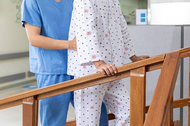 나이들수록 고관절 골절에 조심해야 한다. 고관절이 부러지면 나이와 성별에 따라 기대수명이 9개월~2년1개월 단축될 수 있다. [사진=게티이미지뱅크]