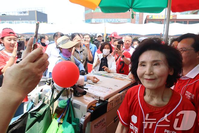 김문수 국민의힘 대통령 후보 부인 설난영 여사가 29일 경기도 성남시 모란시장을 방문해 지지를 호소하고 있다. (국민의힘 제공, 재판매 및 DB금지) 2025.5.29/뉴스1