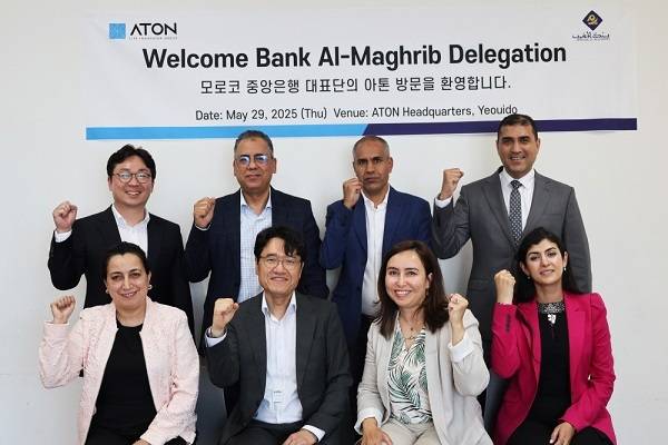 상단 왼쪽 함성진 경영전략 본부장, 하단 왼쪽에서 두번째 우길수 대표이사와 모로코중앙은행 대표단 / 사진=아톤 제공