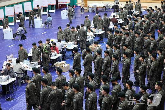 제21대 대통령 선거 사전 투표 첫날인 지난 29일 오전 충남 논산 연무문화체육센터에 마련된 연무읍 제2사전투표소에서 육군훈련소 장병들이 투표를 하고 있다. 2025.5.29/뉴스1 ⓒ News1 김기태 기자