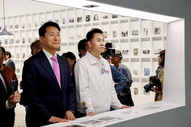 오세훈 서울시장(왼쪽)과 오언석 도봉구청장(오른쪽)이 함께 사진 전시를 관람하고 있다.(도봉구 제공)