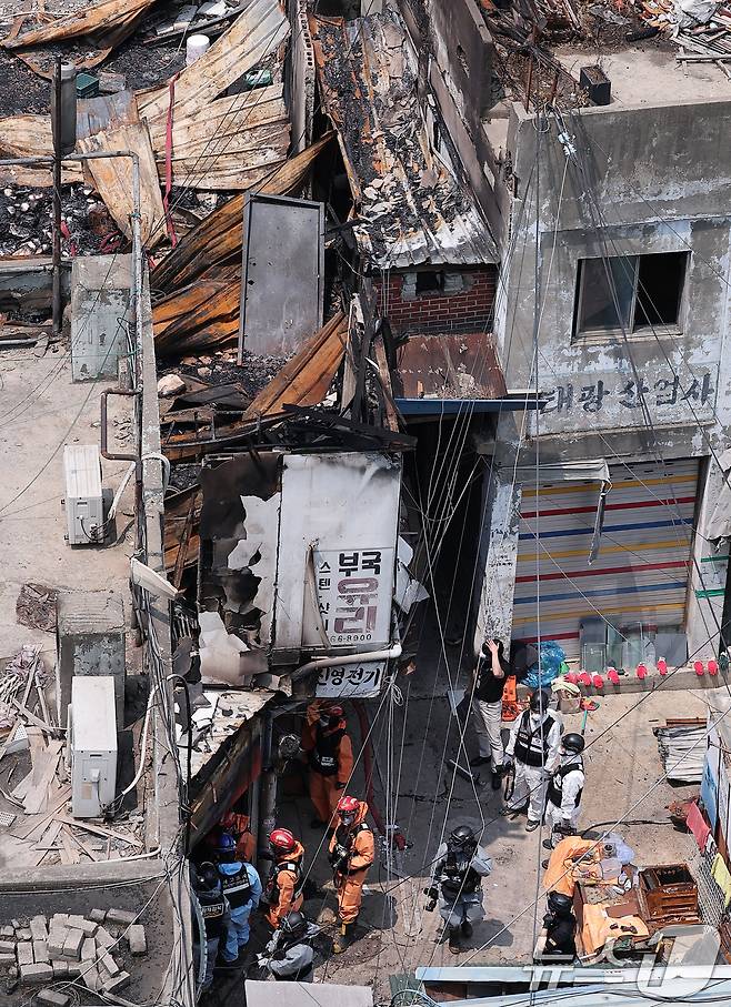 30일 경찰·소방·한국가스공사 등 관계자들이 서울 을지로 세운상가 인근 화재 현장에서 합동감식을 하고 있다.  2025.5.30/뉴스1 ⓒ News1 김성진 기자