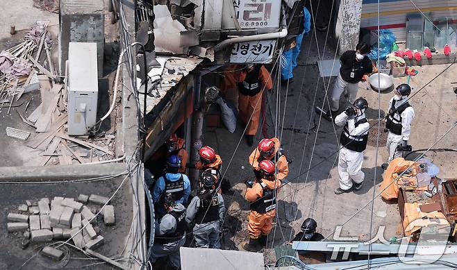 30일 경찰·소방·한국가스공사 등 관계자들이 서울 을지로 세운상가 인근 화재 현장에서 합동감식을 하고 있다. 2025.5.30/뉴스1 ⓒ News1 김성진 기자