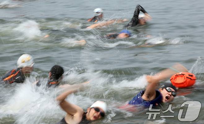 30일 오전 서울 송파구 잠실대교 남단에서 열린 제2회 쉬엄쉬엄 한강 3종 축제 상급자코스 수영 1km 코스에서 참가자들이 한강에 입수해 수영하고 있다. 2025.5.30/뉴스1 ⓒ News1 이동해 기자