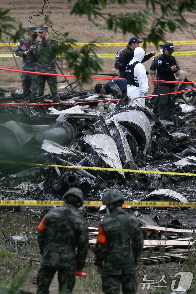 군 항공사고 조사관들이 30일 오전 경북 포항시 남구 동해면 야산에 추락한 해군 대잠 해상초계기 사고 현장 조사를 진행하고 있다. 2025.5.30/뉴스1 ⓒ News1 최창호 기자