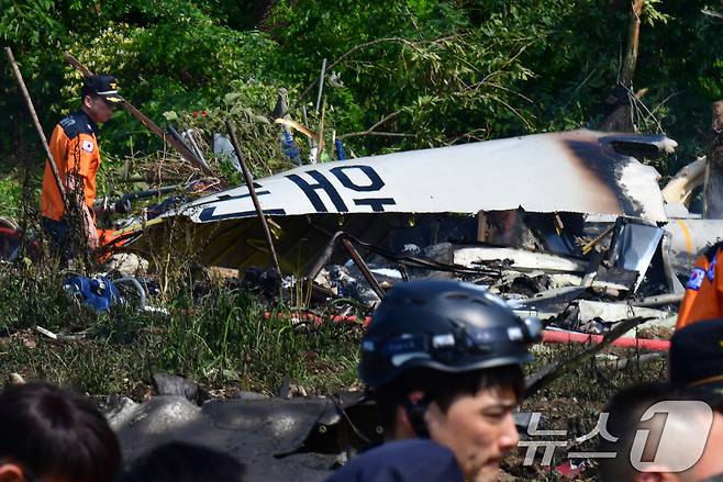 29일 오후 1시 35분쯤 경북 포항 남구 동해면 야산에 해군 해상 초계기 (P-3C)가 추락해 전소됐다. 사고 현장에서 소받당국과 해군 항공사령부 소방대가 진화 작업 및 인명 수색을 하고 있다. 2025.5.29/뉴스1 ⓒ News1 최창호 기자